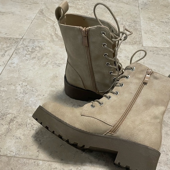 Dirty Laundry Mazzy Lace-Up Boot in Beige Color. Size 8 - Picture 8 of 11